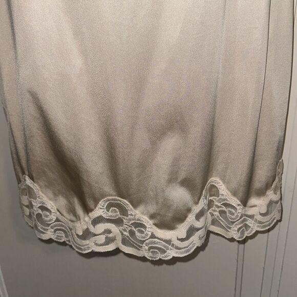 Vintage Cabernet light tan half slip with lace trim - Picture 3 of 7